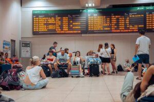 Renfe señala que 13.700 viajeros se ven afectados por el descarrilamiento de un tren entre Atocha y Chamartín