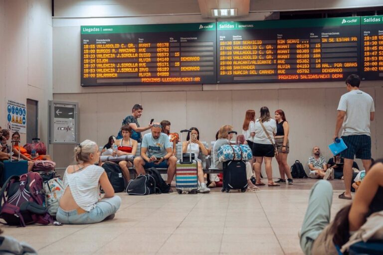 Renfe señala que 13.700 viajeros se ven afectados por el descarrilamiento de un tren entre Atocha y Chamartín