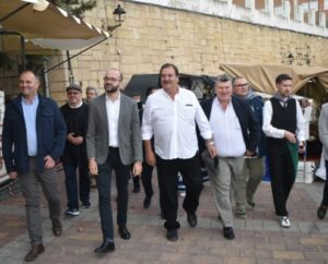 Valera resalta la importancia de la Feria de Tradiciones Populares de Yeste como custodia y reflexión de las costumbres locales