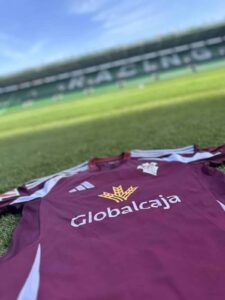 Jugadores del Alba y del Racing subastarán sus camisetas tras el partido para recaudar fondos para causas solidarias