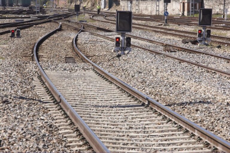 Adif adjudica por 51 millones el mantenimiento del control de tráfico en la línea Madrid-Valencia-Murcia