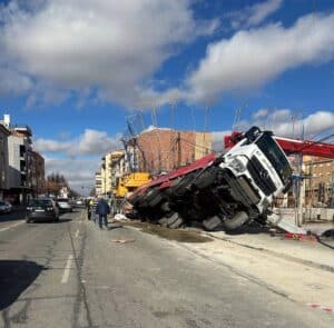 Cerrados los carriles de acceso al Polígono de Campollano en Albacete por el vuelco de un camión en la vía