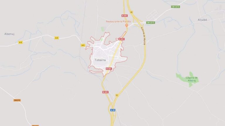 Cortada la carretera CM-412 en Tobarra (Albacete) por el vuelco de un camión en ambos sentidos de circulación
