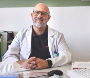 Un médico de Albacete colabora en un innovador manual de tratamientos en psicología clínica para mejorar la atención psicológica.