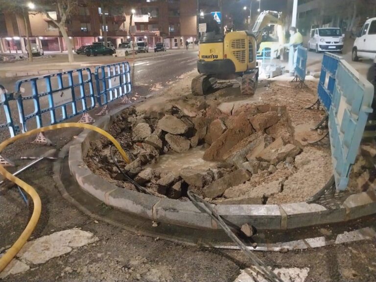 Ayuntamiento y Aguas de Albacete colaboran en la reparación de averías en la calle Francisco Javier de Moya