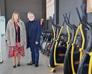 El gobierno regional cofinancia mejoras en Alpera: climatización del lavadero y equipamiento para el gimnasio municipal