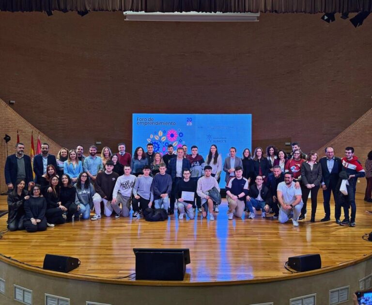 Serrano impulsa el emprendimiento en las aulas de Albacete para forjar un futuro más esperanzador en la educación.