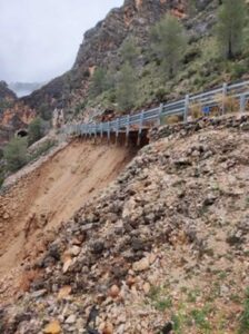 Cortada la CM-3203 en Ayna (Albacete) por un derrumbamiento parcial del firme que afecta la circulación de vehículos.