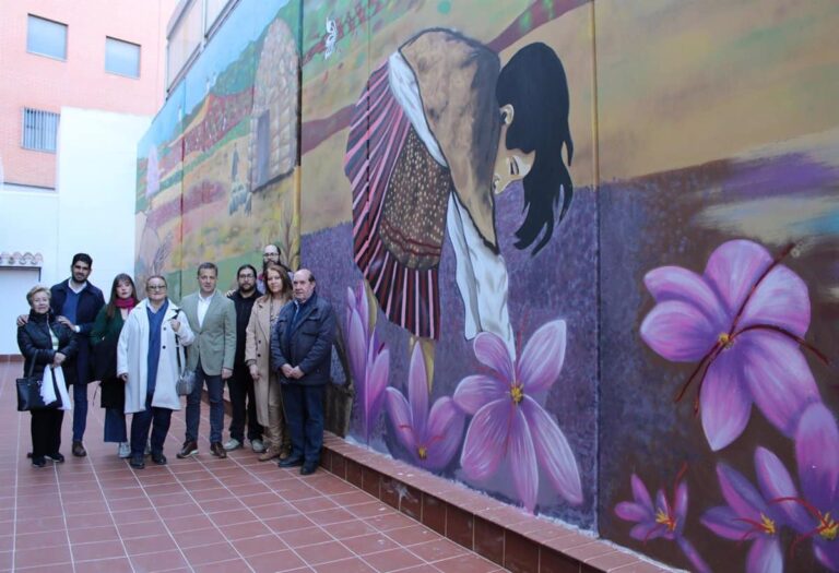 El alcalde de Albacete resalta la participación ciudadana en la creación del gran mural del Centro Ágora