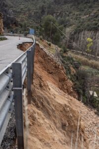 Sin previsión de apertura para la CM-3203 en Ayna tras deslizamiento de tierra que cerró la vía al tráfico en Albacete.