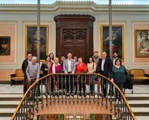 Vecinos de Cenizate Exploran el Patrimonio Provincial Bajo la Guía de su Paisano, el Presidente Santi Cabañero