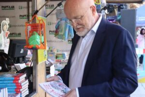 El delegado de la Junta destaca el servicio de bibliobús en el Día del Libro