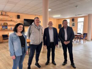 El gobierno regional cofinancia la adecuación del pavimento del centro de mayores de Salobre