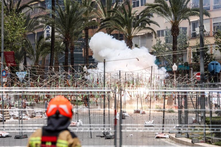 Las Fogueres de Sant Joan de Alicante llegan a Albacete con mascletás y una espectacular cremá para promover su tradición