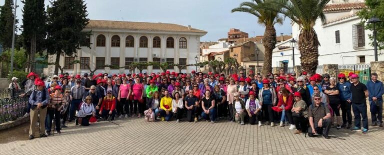 Multitudinaria participación en el inicio del programa de rutas senderistas para mayores en Elche de la Sierra