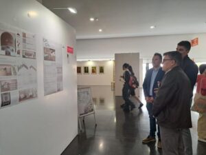 Visita del Delegado de Educación a la exposición ‘Gente Guapa 15’ de la Escuela de Arte