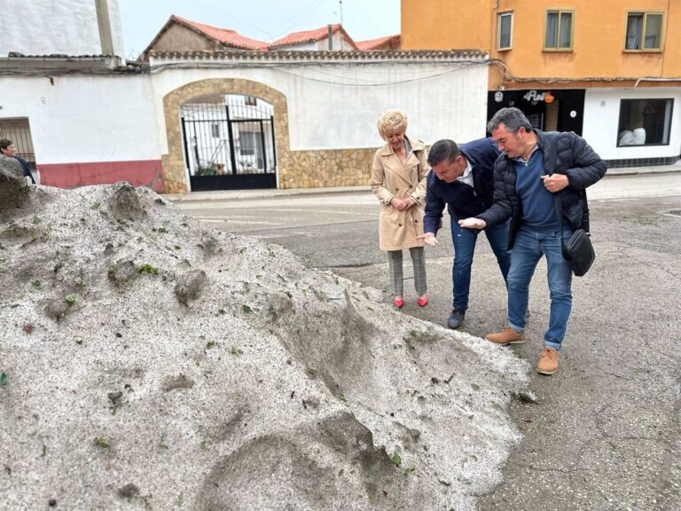 Cabañero visita Madrigueras y Tarazona de la Mancha para evaluar los daños causados por la tormenta de granizo