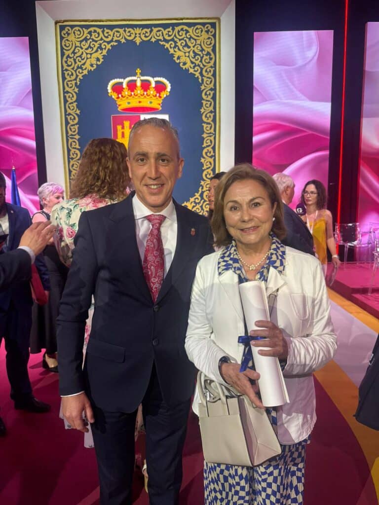 Dos Hijas de Puertollano Reciben el Título de Hijas Predilectas de Castilla-La Mancha en Presencia del Alcalde