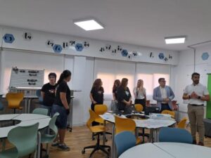 El Gobierno de Castilla-La Mancha impulsa nueva aula ATECA en el IES Justo Millán de Hellín para modernizar la educación