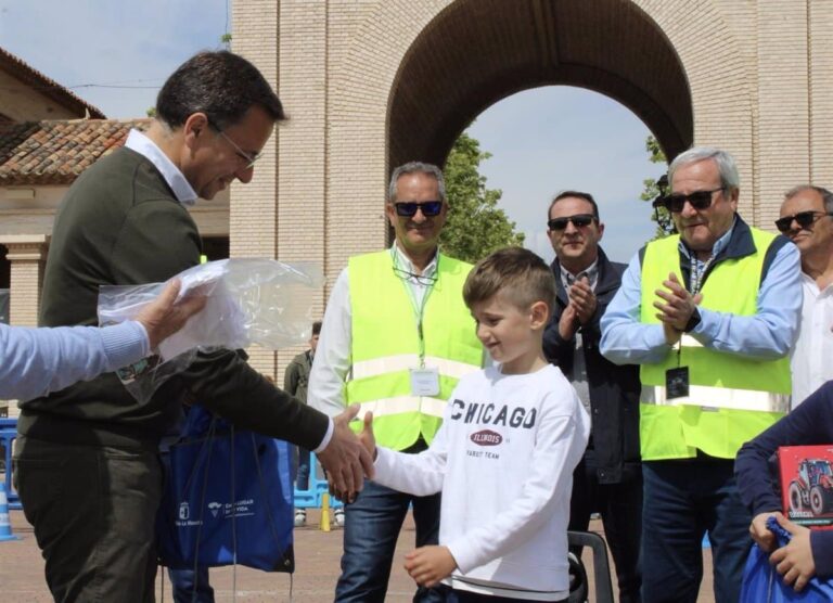 El alcalde de Albacete apuesta por sembrar la semilla del sector agroalimentario entre los más pequeños en Expovicaman