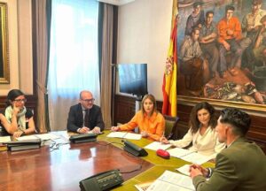 Encuentro entre el responsable de Sanidad de la Diputación de Albacete y la comisionada del PERTE para abordar el apoyo a la investigación sanitaria de vanguardia