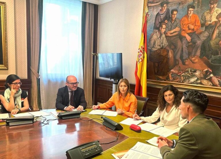 Encuentro entre el responsable de Sanidad de la Diputación de Albacete y la comisionada del PERTE para abordar el apoyo a la investigación sanitaria de vanguardia