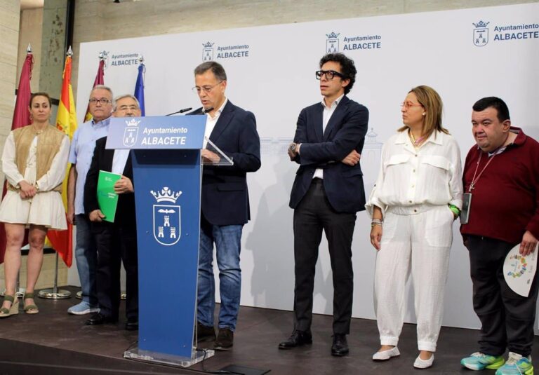 Serrano anuncia la creación de una nueva zona de sombreado en Albacete con 300 kilos de hojas de material sostenible