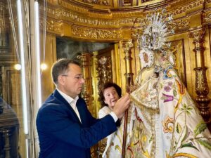 Serrano coloca el bastón de alcaldesa perpetua de Albacete a la Virgen de los Llanos, «un símbolo de nuestras raíces»