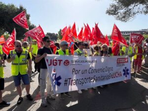 Trabajadores del transporte sanitario protestan ante el Palacio de Congresos de Albacete por mejoras laborales
