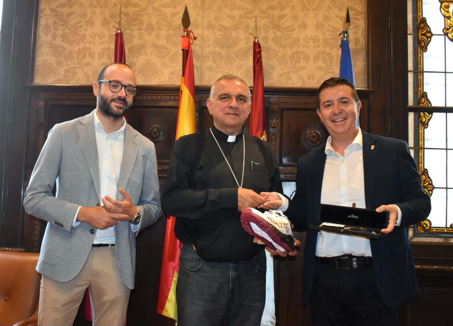 Cálido encuentro entre Cabañero y el nuevo obispo de Albacete, don Ángel Román Idígoras, marcado por la cordialidad y el compromiso ciudadano