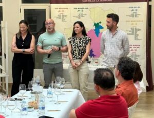 El Gobierno de Castilla-La Mancha promueve la cultura del vino con una cata didáctica en Elche de la Sierra