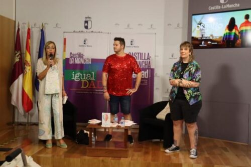 El Gobierno regional aboga por el respeto al colectivo LGTBI con los “poemas arco iris” de la albaceteña Sara Monsalve