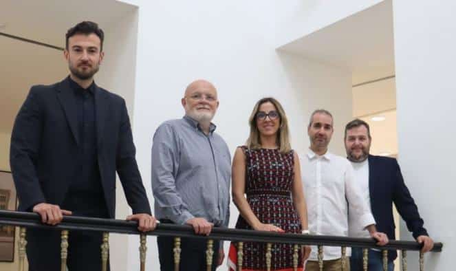 El delegado de la Junta se reúne con la nueva Junta Directiva de AJE, liderada por Sandra Esparcia, para impulsar la colaboración.