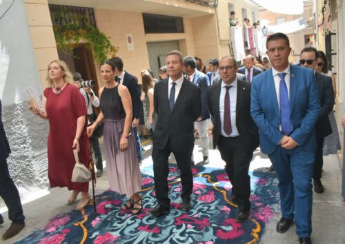 Elche de la Sierra al borde de convertirse en Patrimonio Inmaterial de la Humanidad con sus Alfombras de Serrín: Cabañero destaca el ‘gran museo de arte efímero al aire libre’