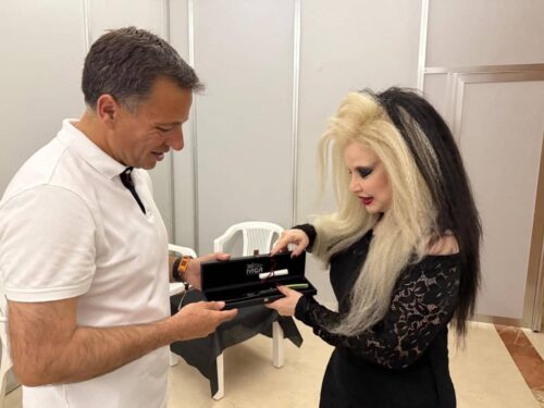 Fangoria y Dani Fernández reciben su navaja de Albacete de manos del alcalde