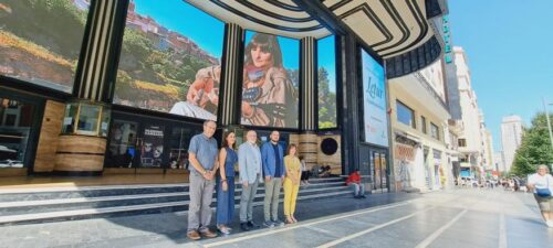 La imagen de Letur ilumina la Gran Vía madrileña con su arte y cultura en una sorprendente ocupación urbana.