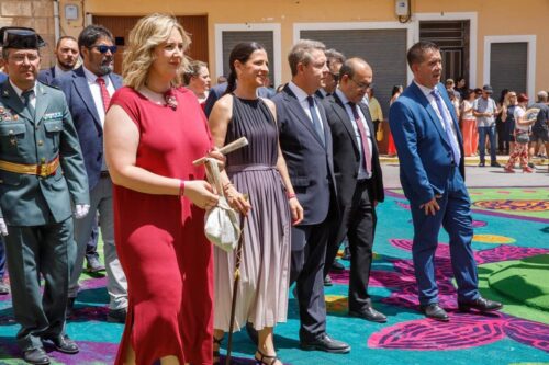 Las alfombras de serrín «pintan» Elche de la Sierra y buscan reconocimiento de la UNESCO