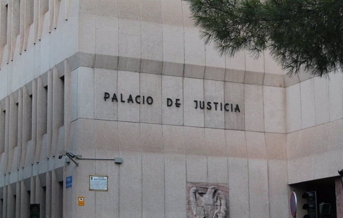 Suspendido el juicio contra un padre acusado de consentir abusos sexuales a sus hijas por la ausencia de su abogada