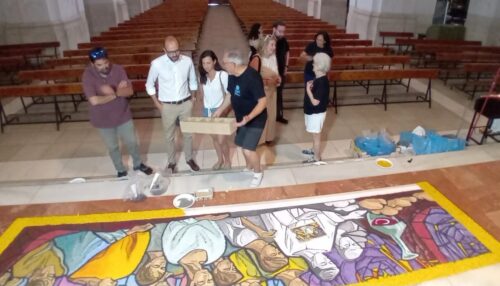 Valera resalta la dedicación y afecto en la preparación de las Alfombras de Serrín de Elche de la Sierra