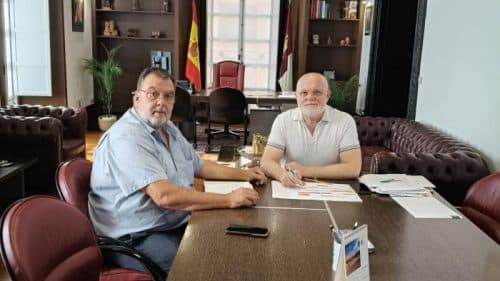El delegado de la Junta en Albacete escucha al alcalde de Villalgordo del Júcar y atiende sus demandas con atención.
