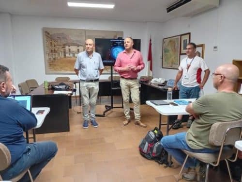 El Gobierno regional capacita a 22 nuevos monitores en astroturismo en Nerpio para promover el turismo estelar en la región.