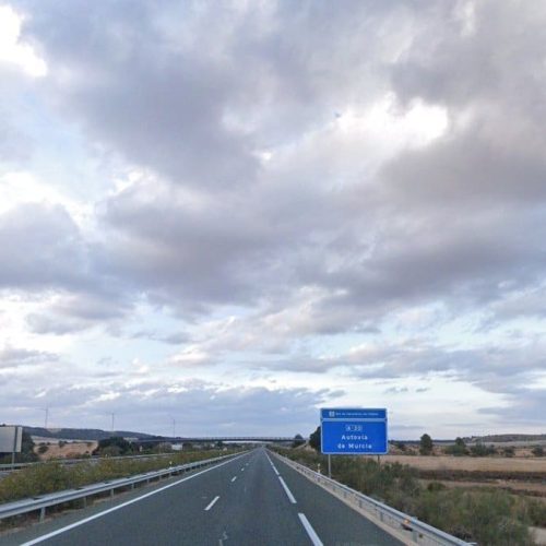 El vuelco de un camión cisterna de butano provoca el cierre total de la A-30 en Albacete