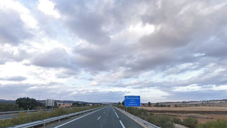 El vuelco de un camión cisterna de butano provoca el cierre total de la A-30 en Albacete