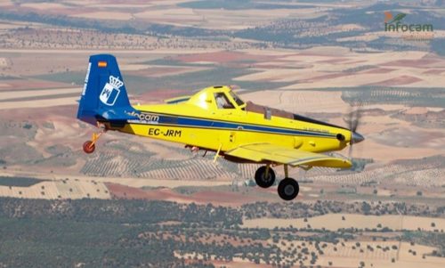 Medios aéreos y terrestres luchan contra el fuego en el paraje ‘Cerro Piojo’ de Almansa