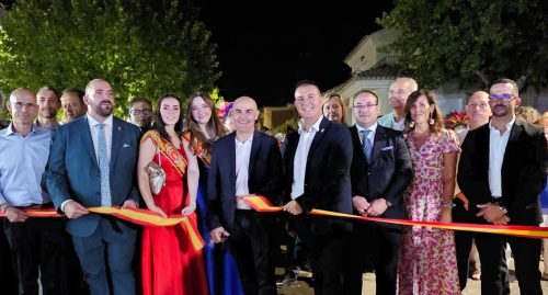 Tradición y jubilo juvenil en la animada cabalgata inaugural de las Fiestas de Casas Ibáñez, con la especial participación de Cabañero