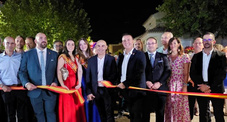 Tradición y jubilo juvenil en la animada cabalgata inaugural de las Fiestas de Casas Ibáñez, con la especial participación de Cabañero