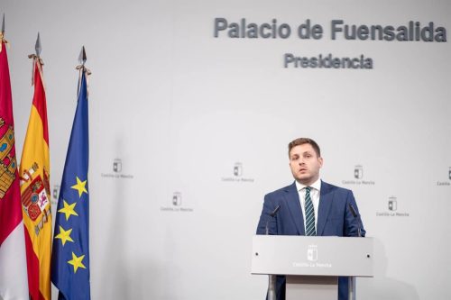 C-LM anuncia mesa de trabajo para regular los VTC y critica al Gobierno «por lavarse las manos en este problemón»