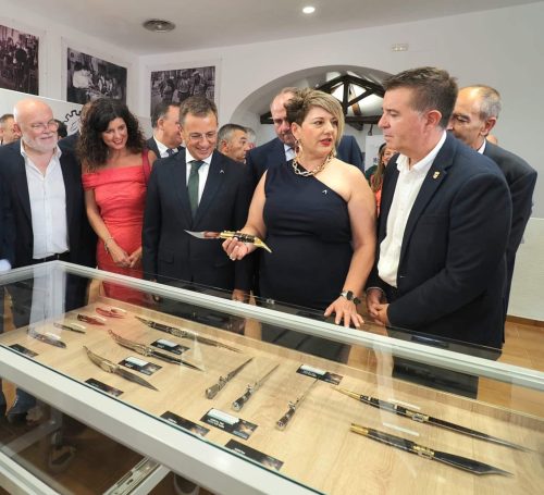 Cabañero Apuesta por las Navajas de Albacete como Regalo Representativo de Nuestra Identidad en la Inauguración del Salón de la Cuchillería en la Feria