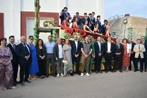 Cabañero lidera la comitiva de la Diputación en la cabalgata de Alborea destacando las festividades locales como clave para la cohesión social y el impulso rural