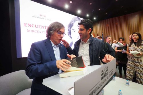 Cărtărescu Encanta en la Diputación: Un Encuentro Inolvidable con Aficionados a la Poesía en Todas las Cosas